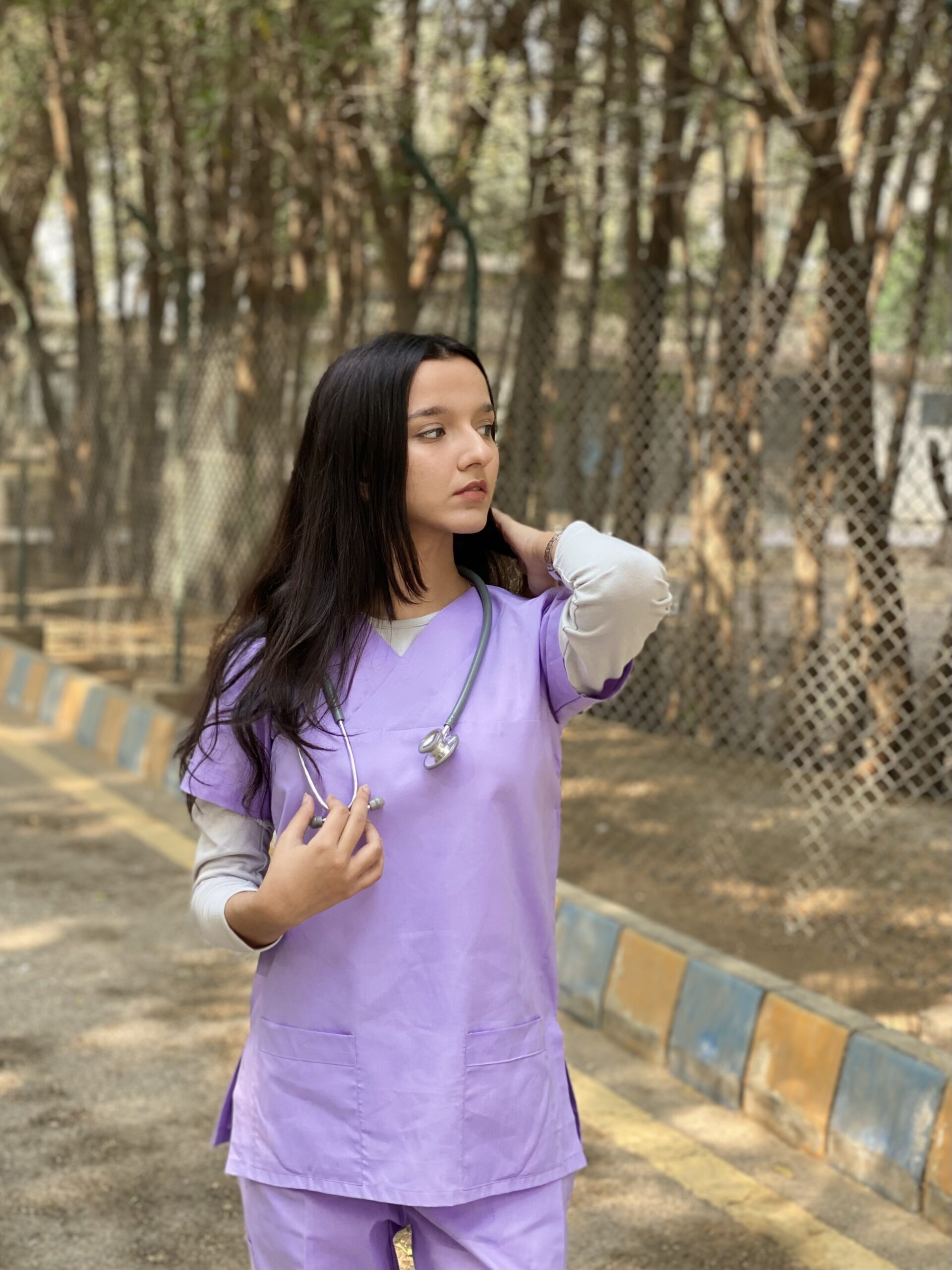 BROAD-V NECKLINE - Image 2