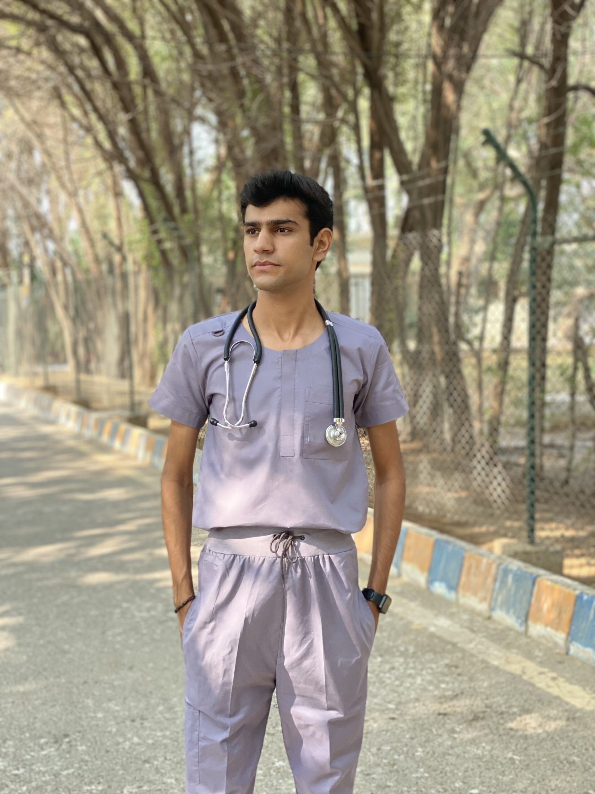 ROUND-NECK SCRUB WITH RIBBED WAISTBAND