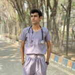 ROUND-NECK SCRUB WITH RIBBED WAISTBAND